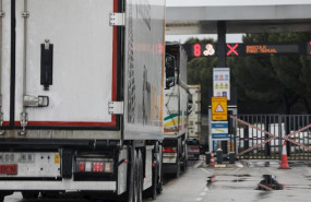 ep varios camiones esperan para pasar por el peaje de acceso a mercamadrid el pasado 15 de abril en