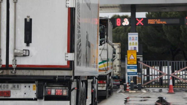 ep varios camiones esperan para pasar por el peaje de acceso a mercamadrid el pasado 15 de abril en