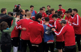 ep varios jugadores de la ud logrones celebran un triunfo