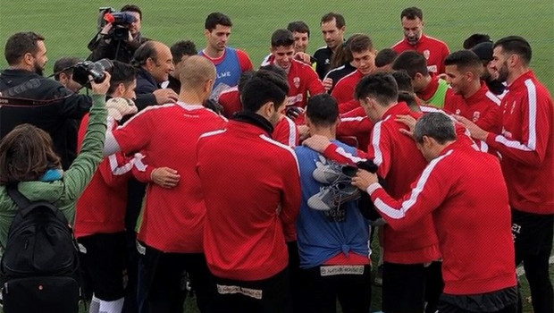 ep varios jugadores de la ud logrones celebran un triunfo