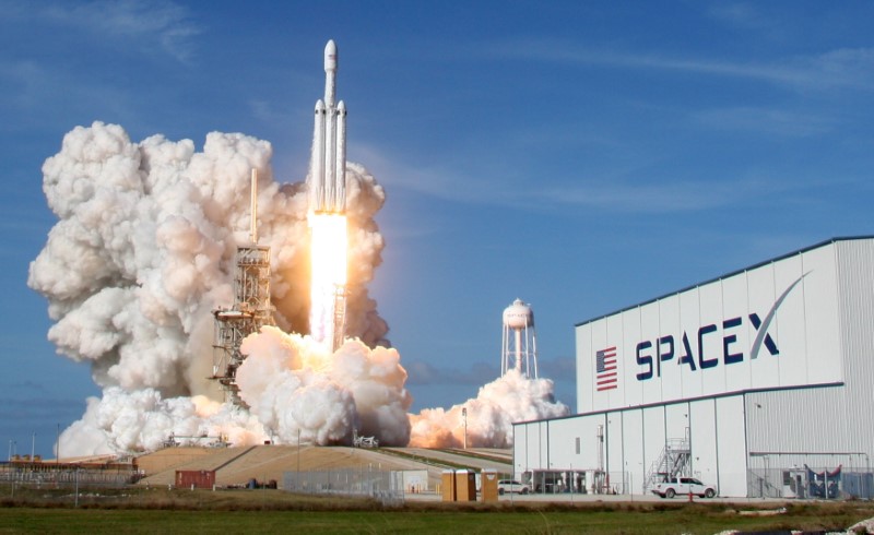 spacex s apprete a lancer une nouvelle version de sa fusee falcon 9