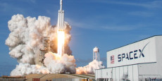 spacex s apprete a lancer une nouvelle version de sa fusee falcon 9