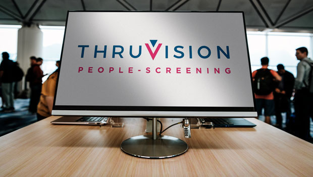 dl thruvision aim personas que examinan el logotipo del proveedor de tecnología de seguridad