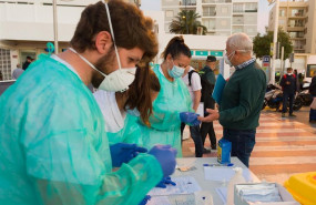 ep a traves de muestra de suero sanitarios realizan test rapidos de coronavirus a la personas que