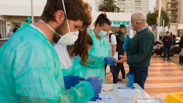 ep a traves de muestra de suero sanitarios realizan test rapidos de coronavirus a la personas que