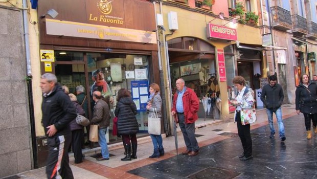 Cada español gastará una media de 66,16 euros en lotería. | EUROPA PRESS ep administracionloteria loteria navidad gordo gente esperandola cola