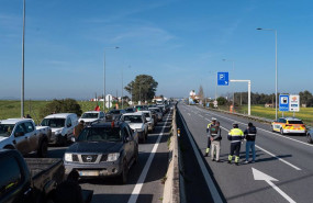 ep agentes de la policia de portugal mientras los agricultores portugueses cortan la autopista a6 en