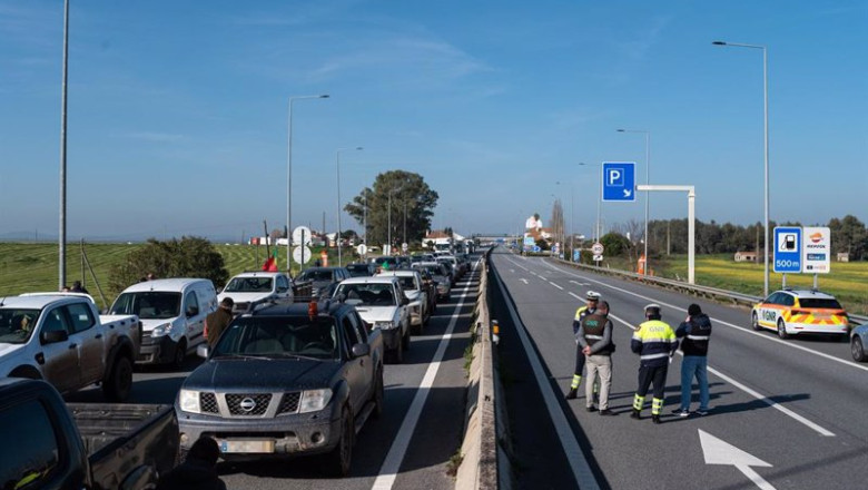 ep agentes de la policia de portugal mientras los agricultores portugueses cortan la autopista a6 en ep agentes de la policia de portugal mientras los agricultores portugueses cortan la autopista a6 en