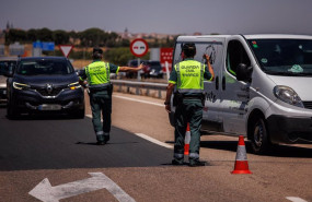 ep archivo   dos agentes de la guardia civil durante un control en la autovia a 5 en la primera