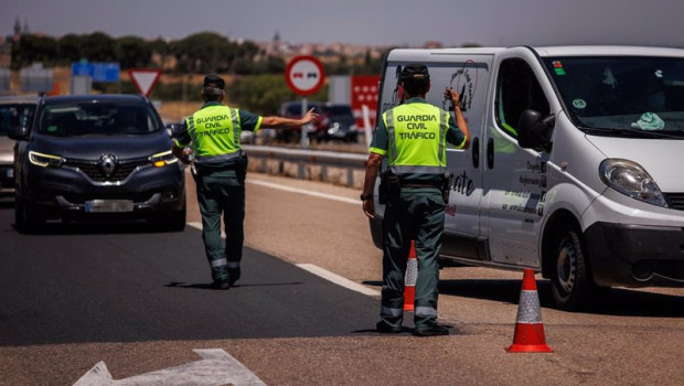 ep archivo   dos agentes de la guardia civil durante un control en la autovia a 5 en la primera