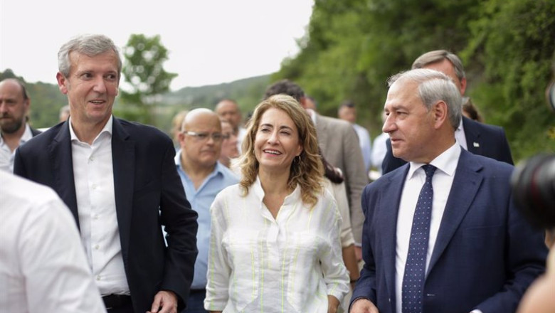 Archivo - El presidente de la Xunta de Galicia, Alfonso Rueda (i), y la ministra de Transportes, Raquel Sánchez (c), durante su visita a la parte del acueducto caído de Pedrafita do Cebreiro, a 17 de junio de 2022, en Pedrafita do Cebreiro, Lugo | Carlos Castro - Europa Press - Archivo ep archivo el presidente de la xunta de galicia alfonso rueda i y la ministra de transportes