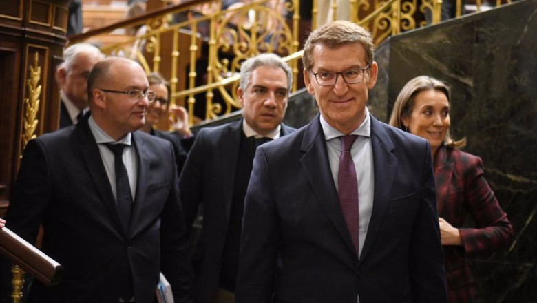 Archivo - El presidente del Partido Popular, Alberto Núñez Feijóo (2d), a su salida de una sesión plenaria, en el Congreso de los Diputados, a 29 de febrero de 2024, en Madrid (España). | Fernando Sánchez - Europa Press - Archivo ep archivo el presidente del partido popular alberto nunez feijoo 2d a su salida de una sesion