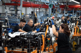 ep archivo   empleados trabajan en la cadena produccion de la fabrica de seat en martorell