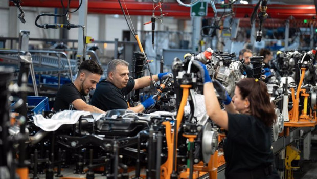 ep archivo   empleados trabajan en la cadena produccion de la fabrica de seat en martorell