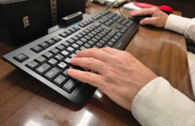 ep archivo   imagen de recurso de una persona tecleando en un teclado de ordenador