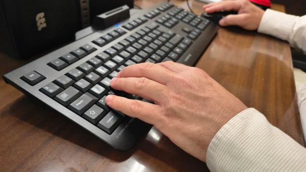 ep archivo imagen de recurso de una persona tecleando en un teclado de ordenador ep archivo imagen de recurso de una persona tecleando en un teclado de ordenador