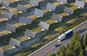 ep archivo   paneles solares cerca de la carretera