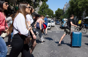 ep archivo   turistas caminan por el centro de la ciudad a 3 de junio de 2023 en madrid espana