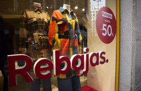 ep archivo   un cartel de rebajas en un escaparate en una calle comercial del centro de madrid