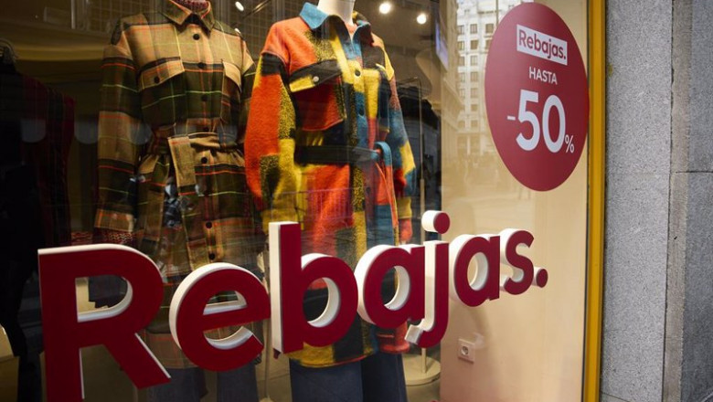 ep archivo un cartel de rebajas en un escaparate en una calle comercial del centro de madrid ep archivo un cartel de rebajas en un escaparate en una calle comercial del centro de madrid