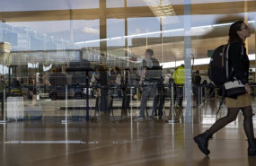 ep archivo un grupo de personas en el aeropuerto de barcelona a 4 de noviembre de 2022 ep archivo un grupo de personas en el aeropuerto de barcelona a 4 de noviembre de 2022