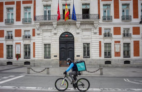 ep archivo - un rider de deliveroo circula por la puerta del sol en madrid espana a 19 de abril de