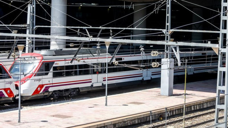 ep archivo   un tren de renfe en los andenes de la estacion de puerta de atocha