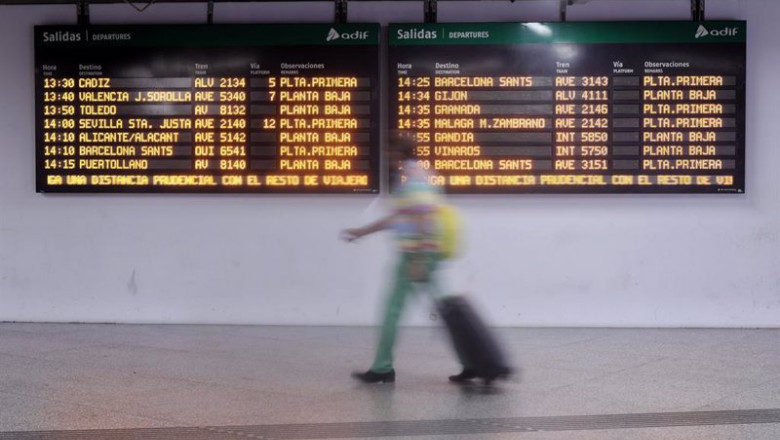 ep archivo una mujer camina por un pasillo de la estacion de madrid puerta de atocha a 11 de ep archivo una mujer camina por un pasillo de la estacion de madrid puerta de atocha a 11 de