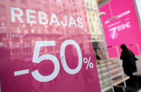 ep archivo   una mujer entra en una tienda con descuentos de hasta el 50 a 7 de enero de 2022 en