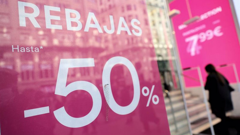 ep archivo   una mujer entra en una tienda con descuentos de hasta el 50 a 7 de enero de 2022 en