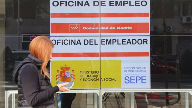 ep archivo   una mujer pasa por delante de una oficina de empleo en una imagen de archivo