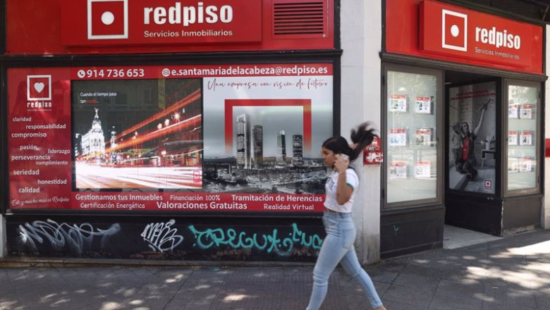 ep archivo una mujer pasa por una oficina de redpiso a 1 de septiembre de 2022 en madrid ep archivo una mujer pasa por una oficina de redpiso a 1 de septiembre de 2022 en madrid