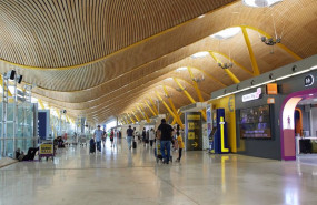 ep archivo   varias personas en la terminal t4 del aeropuerto adolfo suarez madrid barajas