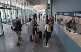 ep archivo   varias personas hacen cola frente a una de las taquillas de la nueva estacion