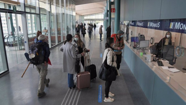 ep archivo   varias personas hacen cola frente a una de las taquillas de la nueva estacion