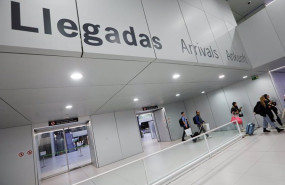 ep archivo   varios pasajeros llegan en el vuelo inaugural de la conexion madrid region de murcia a
