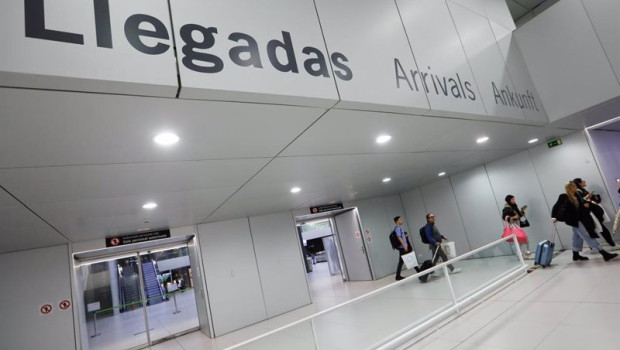 ep archivo   varios pasajeros llegan en el vuelo inaugural de la conexion madrid region de murcia a