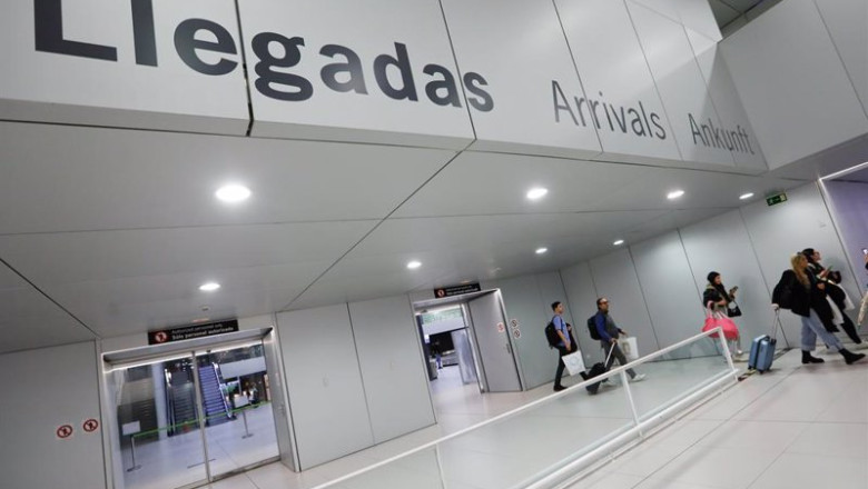ep archivo varios pasajeros llegan en el vuelo inaugural de la conexion madrid region de murcia a ep archivo varios pasajeros llegan en el vuelo inaugural de la conexion madrid region de murcia a