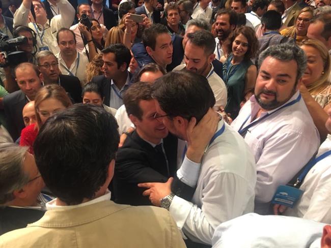 Asier Antona felicita a Pablo Casado | CEDIDA ep asier antona felicitapablo casado
