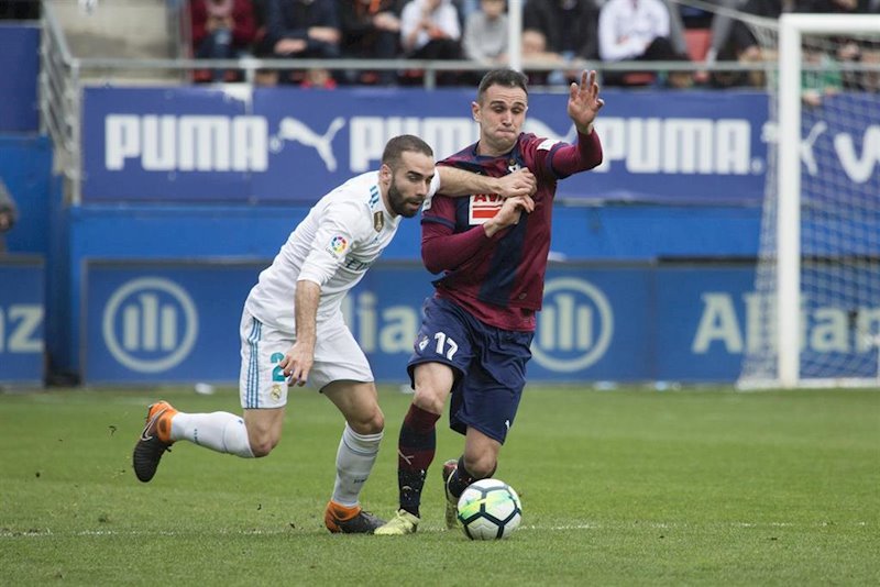 ep carvajal y kike garcia pugnan por un balon en un eibar-real madrid