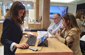 ep clientes de aedas homes recibiendo informacion sobre las viviendas de la promotora inmobiliaria
