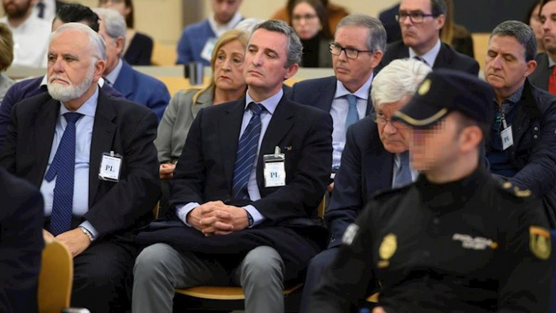 El expresidente de las Cortes valencianas y exdirector general de la Policía, Juan Cotino (3d), el ex director general de Radiotelevisión Valenciana, Pedro García (2d) y el exvicepresidente de Repsol YPF Jose Ramón Blanco Balín (d) al comienzo del juicio | Pool ep el expresidente de las cortes valencianas y exdirector general de la policia juan cotino 3d el ex