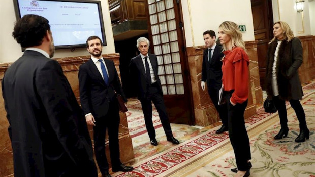 ep el lider del pp pablo casado guardando las distancias con sus diputados en la ultima sesion
