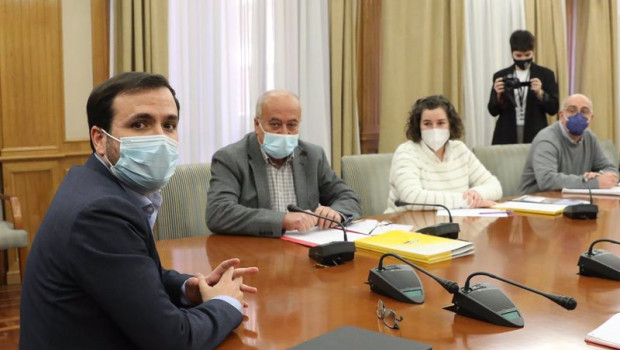 ep el ministro de consumo alberto garzon i preside una reunion con representantes de la coordinadora