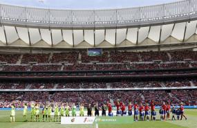 ep el trio arbitral y las jugadoras antes del atletico-fc barcelona de futbol femenino