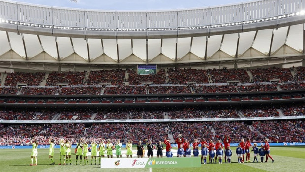 ep el trio arbitral y las jugadoras antes del atletico-fc barcelona de futbol femenino