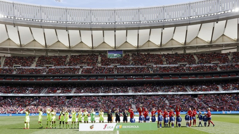 El trío arbitral y las jugadoras antes del Atlético-Fc Barcelona de fútbol femenino | ÁNGEL GUTIÉRREZ - Archivo ep el trio arbitral y las jugadoras antes del atletico-fc barcelona de futbol femenino