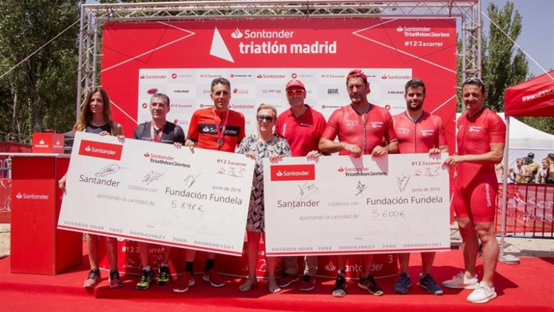 El exciclista español Miguel Indurain, embajador 123aCorrer de Banco Santander, y su equipo 123acorrer participaron este sábado el Santander Triathlon Series Madrid en la modalidad sprint por relevos mixto tras un apasionante duelo contra el equipo de LaL | BANCO SANTANDER ep exciclista espanol miguel indurain embajador 123acorrerbanco santander yequipo 123acorrer participaronsabadosantander triathlon series madridla modalidad sprintrelevos mixtoun apasionante dueloequipolal