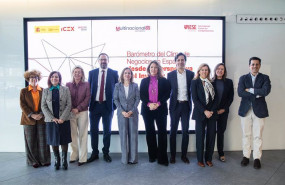ep foto de familia con la secretaria de estado de comercio amparo lopez senovilla en el centro