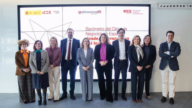 ep foto de familia con la secretaria de estado de comercio amparo lopez senovilla en el centro ep foto de familia con la secretaria de estado de comercio amparo lopez senovilla en el centro